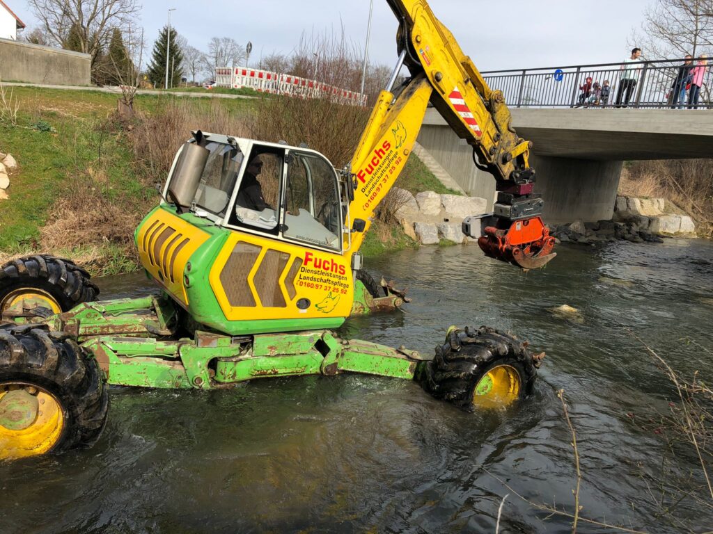Schreitbagger Schreitbaggerarbeiten im Fluß